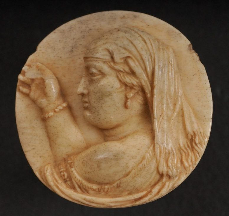 Δακτυλίδι με εικονιστική προτομή της Βερενίκης Β΄. Τέλη του 3ου αι. π.Χ. ΕΑΜ, Αιγ. 2903.