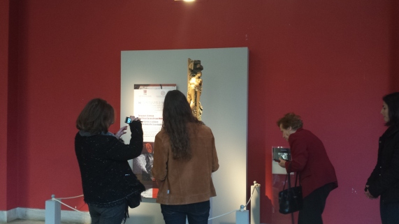 Επισκέπτες του μουσείου φωτογραφίζουν την "Κόρη της θάλασσας" του Δ. Αρμακόλλα.